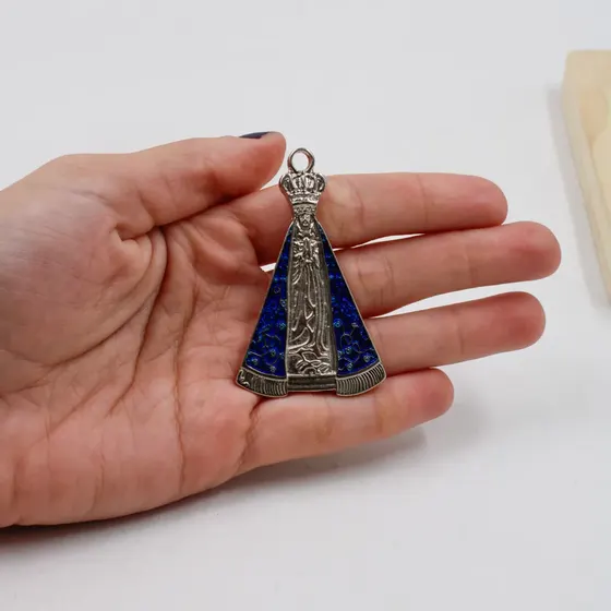 Pingente Cataforetico Resinado Nossa Senhora Aparecida 58X36Mm Em Zamac Com 02 Pecas - Niquel
