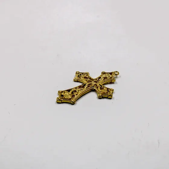 Pingente Cruz Vazada Trabalhada Cataforetica 55X40Mm Em Zamac Com 12 Pecas - Dourado
