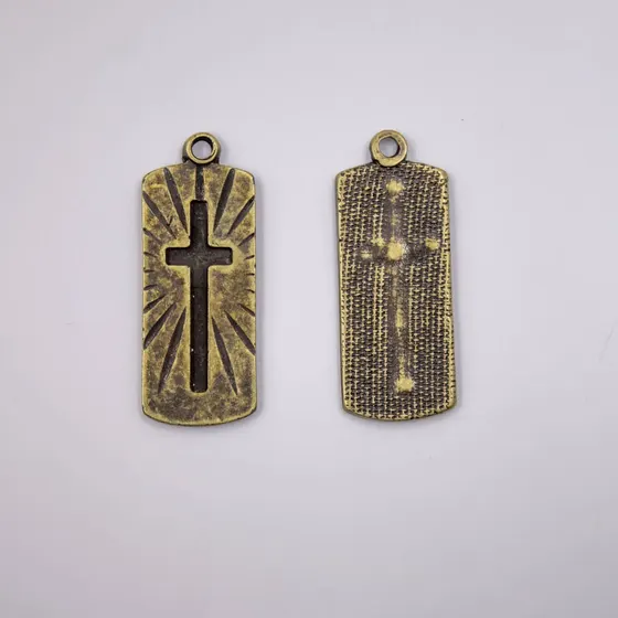Pingente Placa Trabalhada Com Cruz 35X13Mm Em Zamac Com 12 Pecas - Ouro Velho