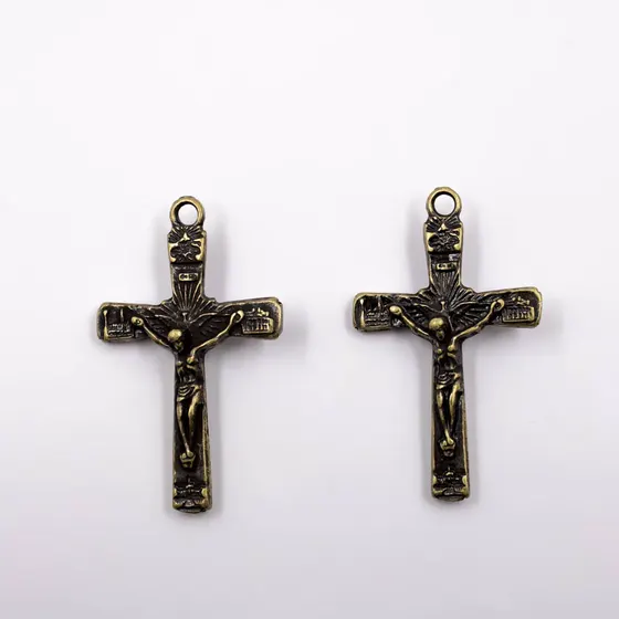 Pingente Crucifixo Trabalhado 50X30Mm Em Zamac Com 06 Pecas - Ouro Velho