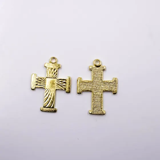 Pingente Cruz Trabalhada 31X22Mm Em Zamac Com 18 Pecas - Dourado
