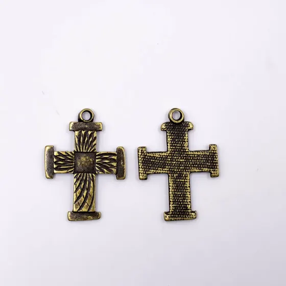 Pingente Cruz Trabalhada 31X22Mm Em Zamac Com 18 Pecas - Ouro Velho