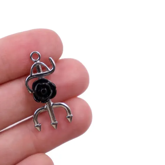 Pingente Tridente Com Flor 30Mm Em Zamak Com 07 Pecas