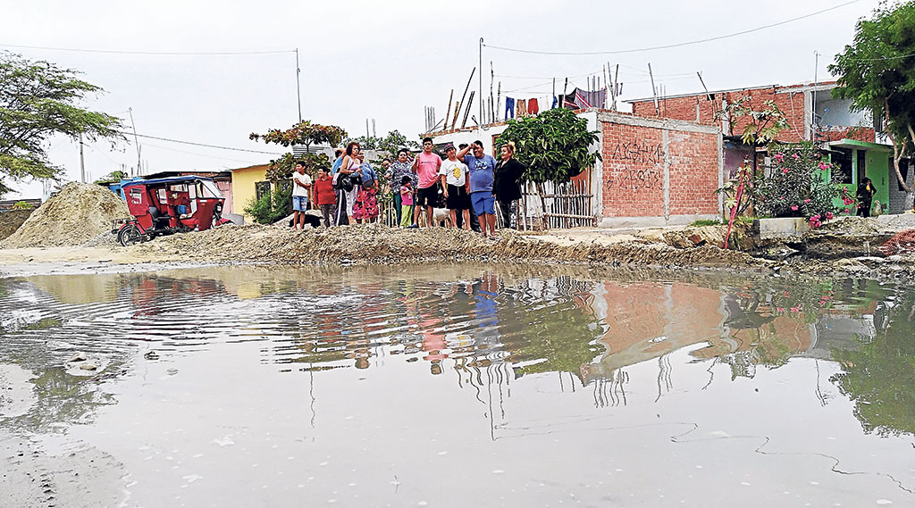 Hartos de vivir entre aguas servidas amenazan a EPS Grau