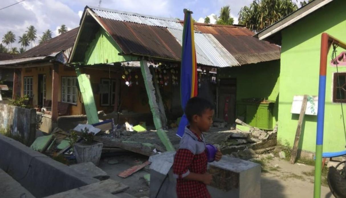 Terremoto de magnitud 7,5 y tsunami en Indonesia dejan varios muertos