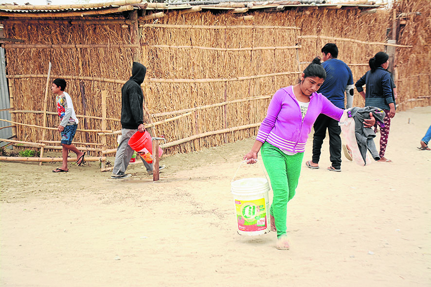 Damnificados en crisis por falta de agua potable