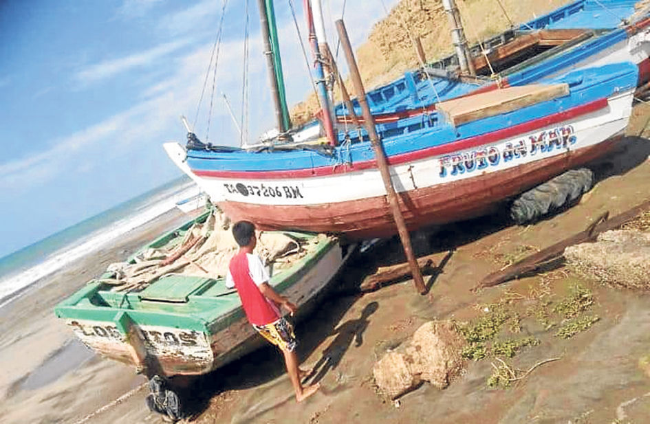 Oleaje destruye naves pesqueras y daña tres desembarcaderos