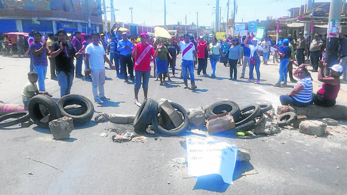 Carretera al Bajo Piura bloqueada por padres