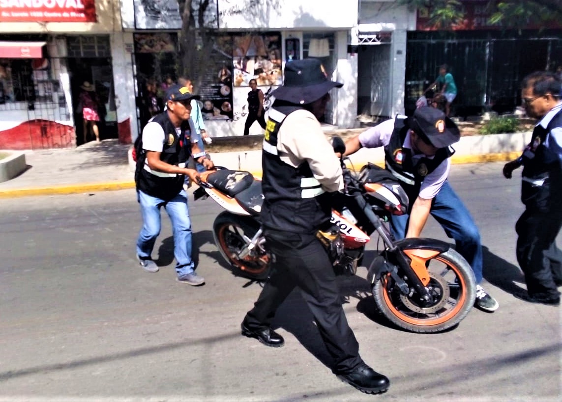 [Video] Fiscalización arrasa con motos estacionadas frente a hospital