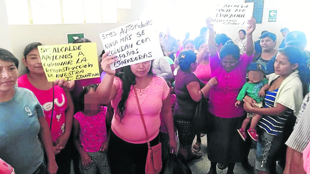 Padres protestan por culminación de colegio