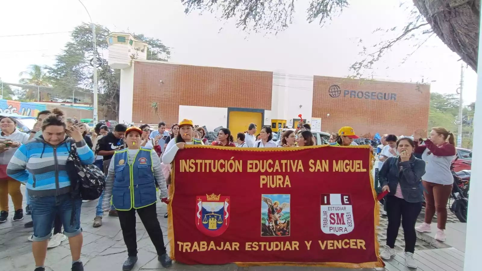 Padres y docentes de la I.E. San Miguel protestan exigiendo pago de ...