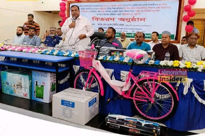 আদিতমারীতে বৃত্তিপ্রাপ্ত শিক্ষার্থীদের সংবর্ধনা ও শিক্ষা-উপকরণ, কৃষি সহায়তা বিতরণঃ