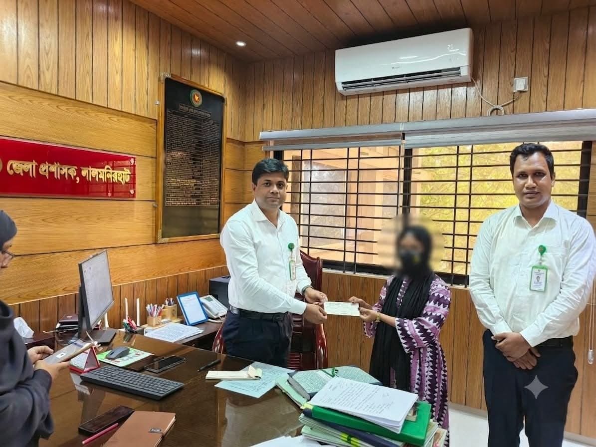 লালমনিরহাটে অস্বচ্ছল মেডিকেল শিক্ষার্থীকে আর্থিক সহায়তা দিলেন জেলা প্রশাসক