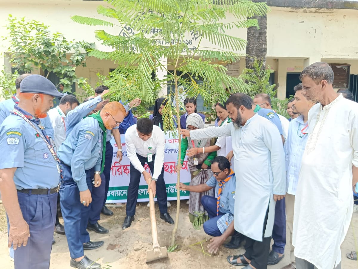 'আলোকিত লালমনিরহাট’ গড়ার অঙ্গীকারে বৃক্ষরোপণ ও পরিচ্ছন্নতা অভিযান