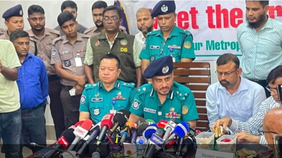 বাড়ির ছাদে ইয়াবা সেবনে বাধা দেওয়ায় রংপুরে একই পরিবারের চারজনকে হত্যাঃ