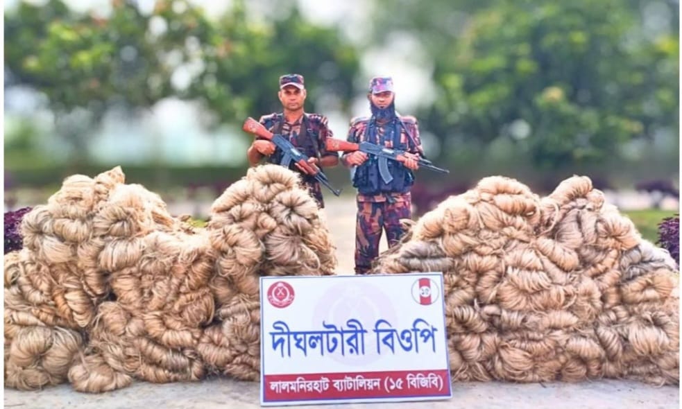 লালমনিরহাটে ১৫ বিজিবির বিশেষ অভিযানে ১৪২ বোতল ইস্কাপ সিরাপসহ সার, কীটনাশক ও পাট জব্দঃ