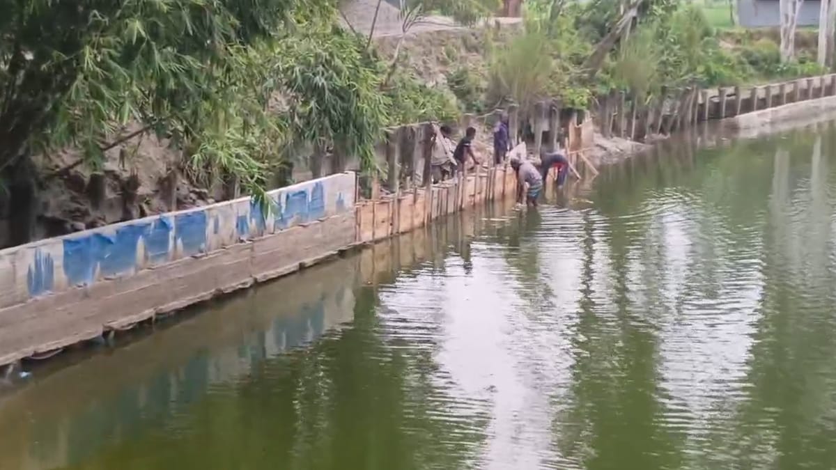 আদিতমারীতে ছুটির দিনে পানির নিচে গাইড ওয়াল নির্মাণ, স্থানীয়দের ক্ষোভঃ