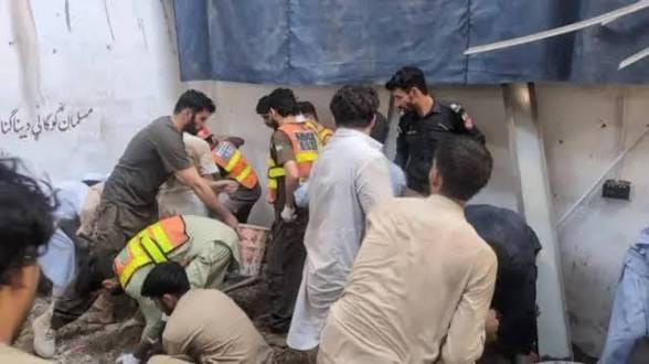 পাকিস্তানে স্কুলের ছাদ ধসে ১৭ শিক্ষার্থীসহ নিহত ১৮