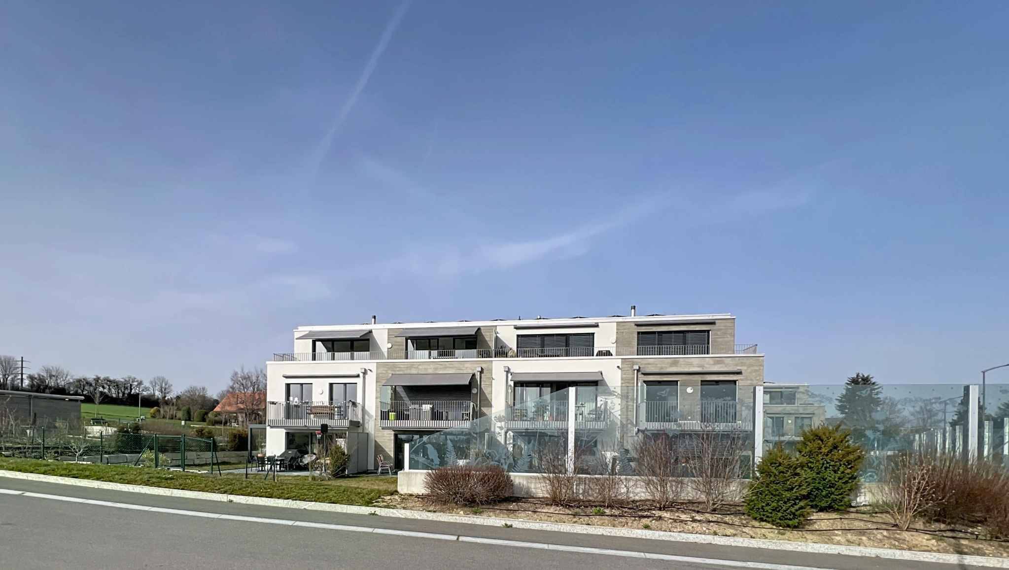 Exclusif: Spacieux attique de 3.5 pièces avec balcon et vue lac