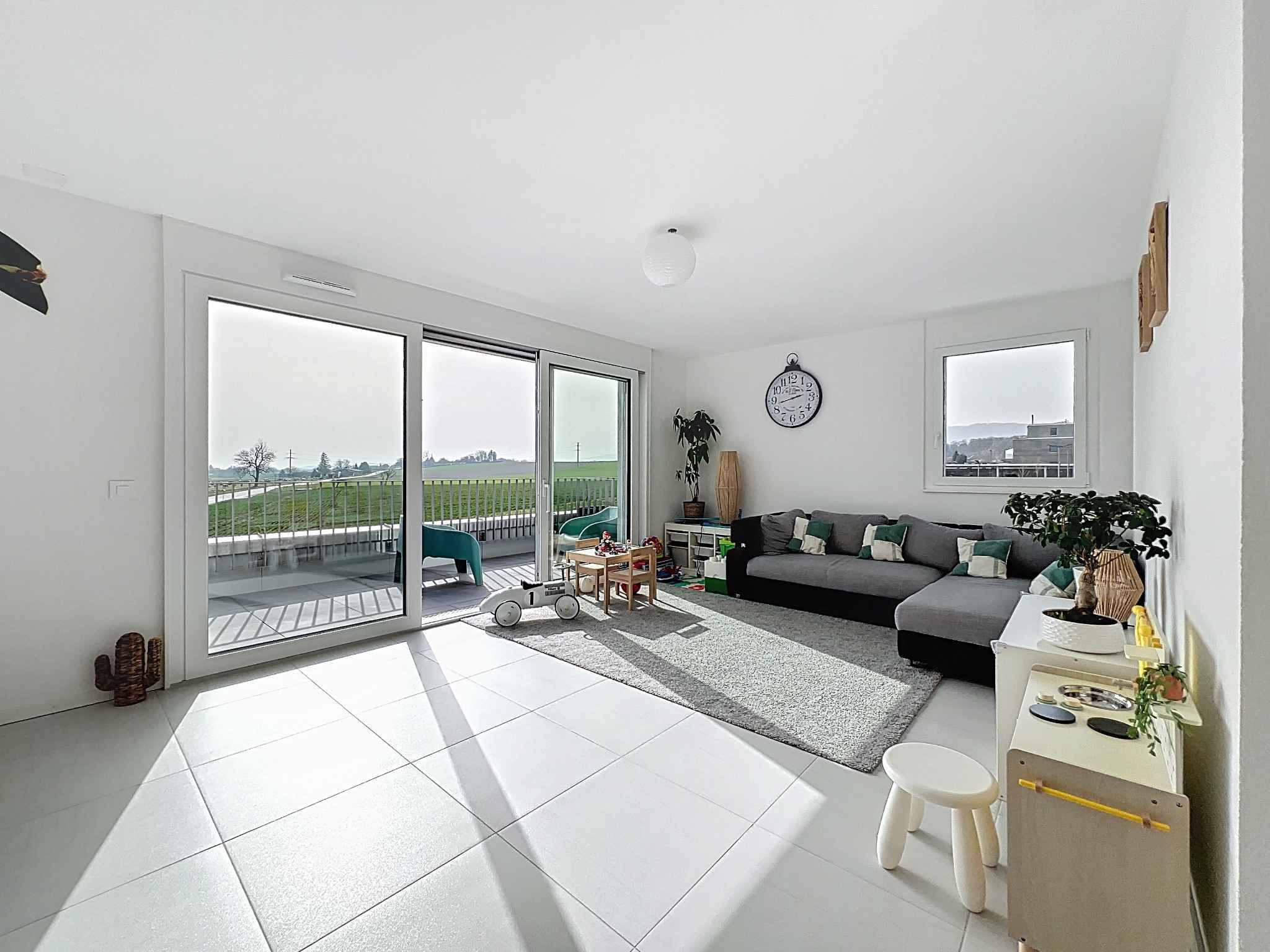 Exclusif: Spacieux attique de 3.5 pièces avec balcon et vue lac