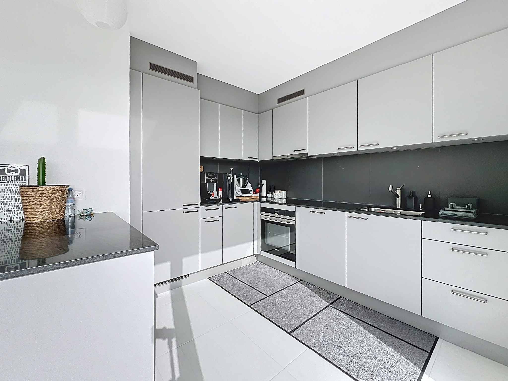 Exclusif: Spacieux attique de 3.5 pièces avec balcon et vue lac