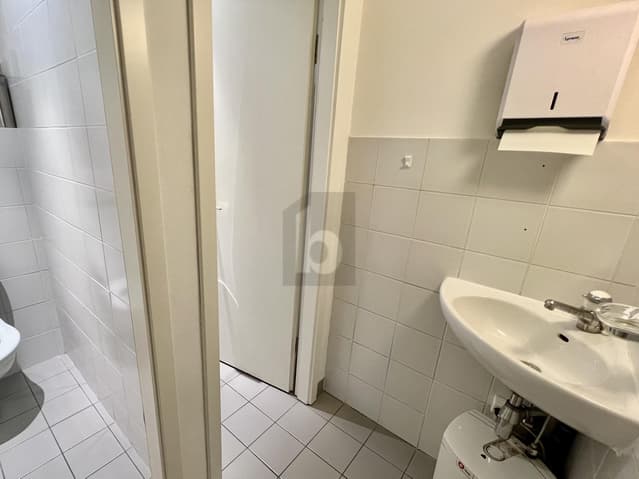Commercial à louer 2 pièces à 1226 Thônex - Genève
