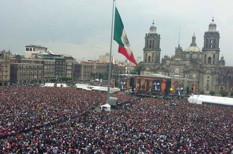 Miles de personas y excelentes artistas homenajeando a Cri-Cri.