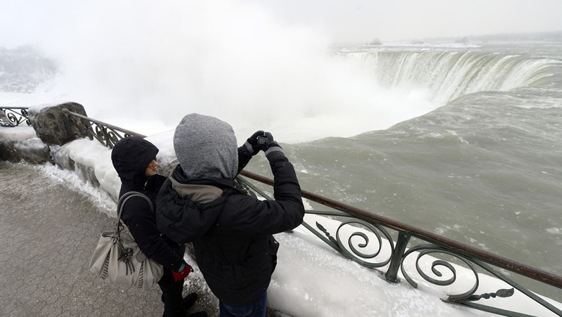 Las Cataratas del Niágara se congelan.  Fotos: Reuters