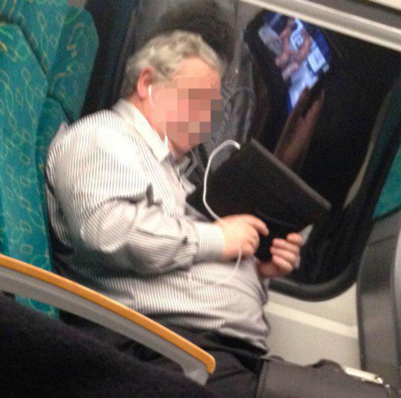 Pensó que nadie lo vería viendo porno en el transporte público