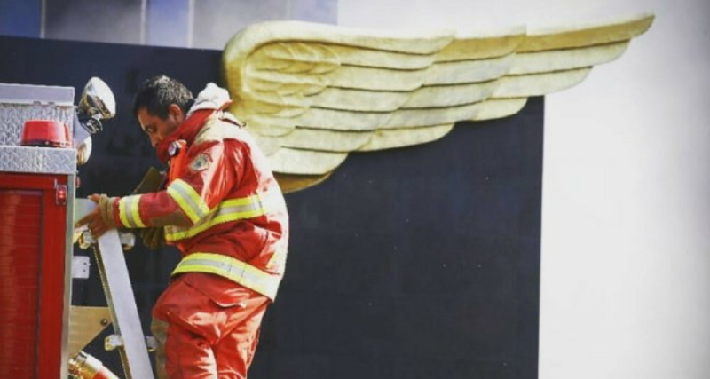 La verdadera historia de la foto del “Bombero con Alas”