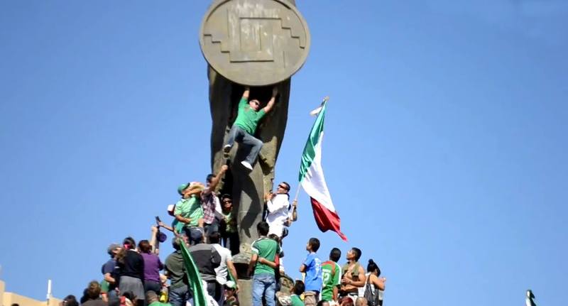 Cae aficionado al festejar triunfo de El Tri