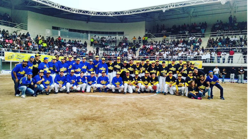 ¡Varios artistas jugando baseball!