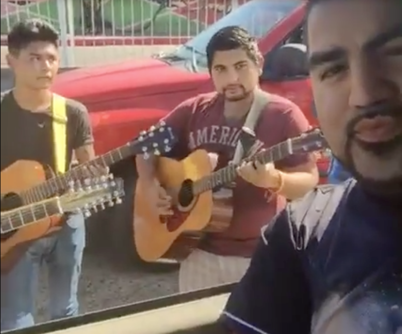 El Mimoso se atreve a cantar en plena línea fronteriza