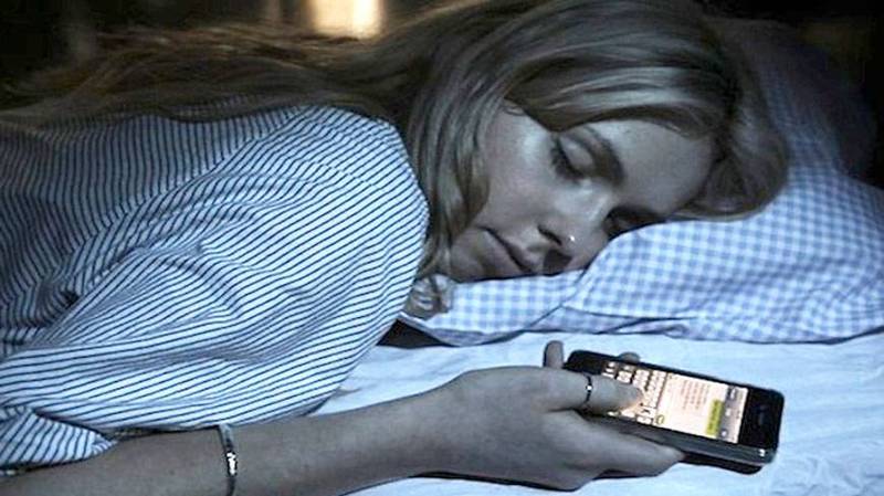 Al dormir con tu celular puedes perder…