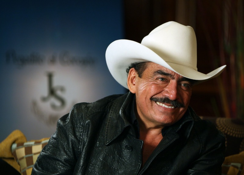 Joan Sebastian sufre accidente con uno de sus caballos