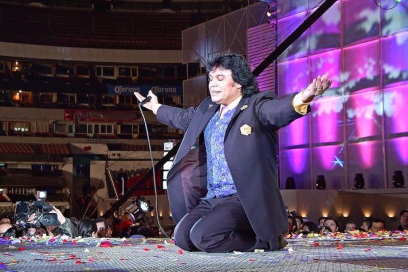 Dedican altar de muertos a Juan Gabriel