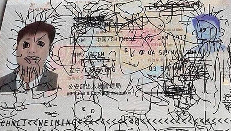 Niño decora el pasaporte de su papá, durante un viaje.