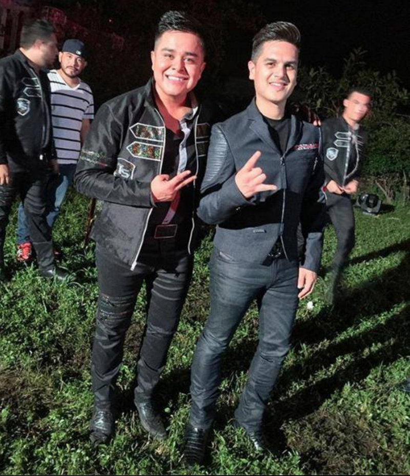 Tierra Sagrada y Regulo Caro juntos.