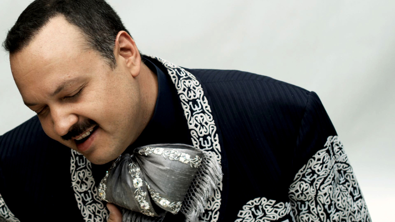 Pepe Aguilar hace un homenaje a grandes.