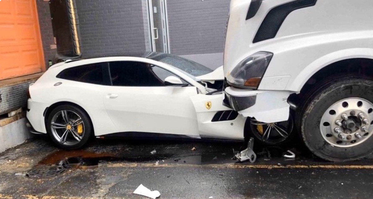 Choca el Ferrari de su jefe tras discusión