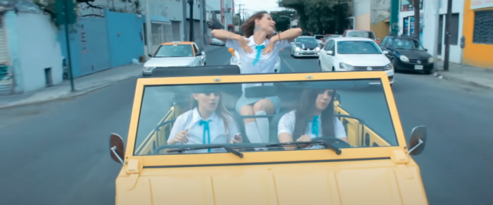 chicas en un carro