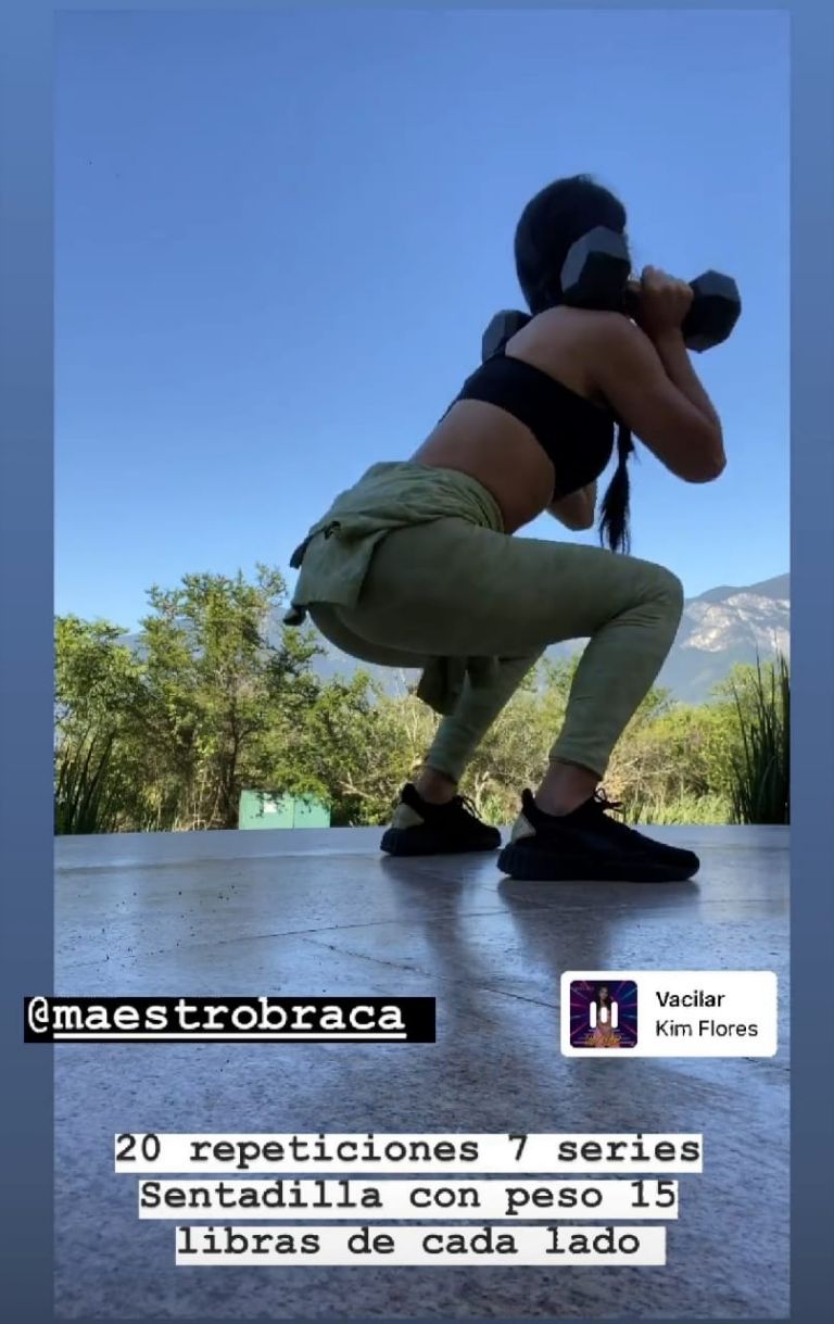 Kimberly Flores haciendo ejercicio