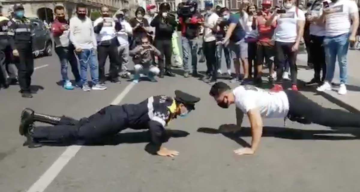 Policía de la CDMX le gana a instructor de gimnasio en lagartijas