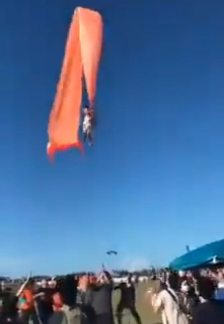 Niño volando con papalote 