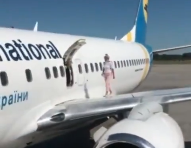 mujer en el ala de una avión