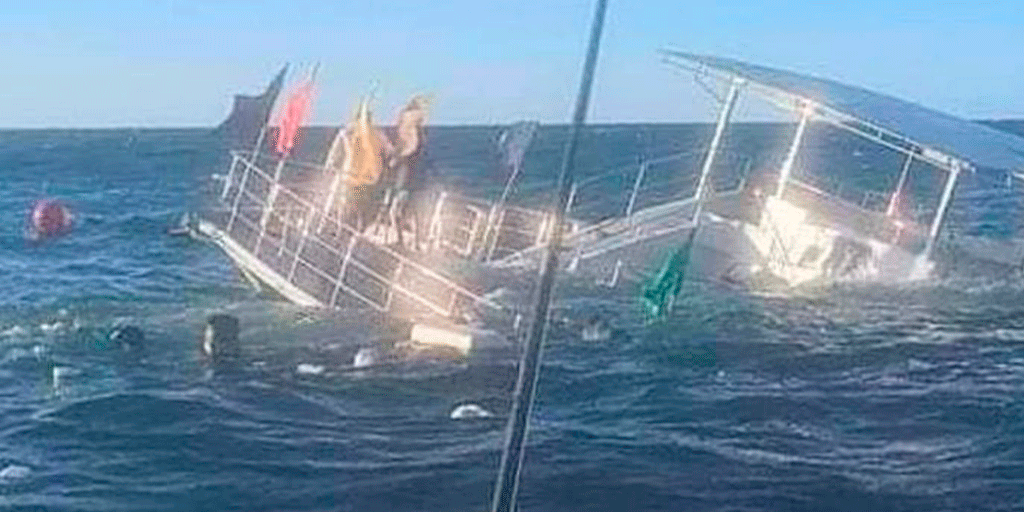 Barco se hunde con 60 turistas en Puerto Vallarta, celebraban Año Nuevo