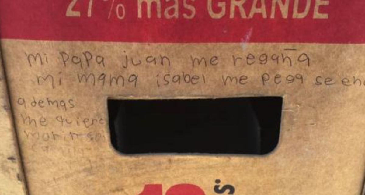 Niña escribe en cartón de cervezas el maltrató que sufre por parte de sus padres