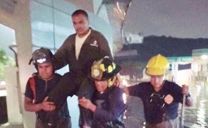 HOMBRE RESCATADO POR BOMBEROS