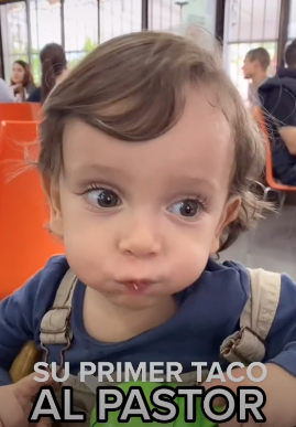 bebe comiendo tacos de pastor