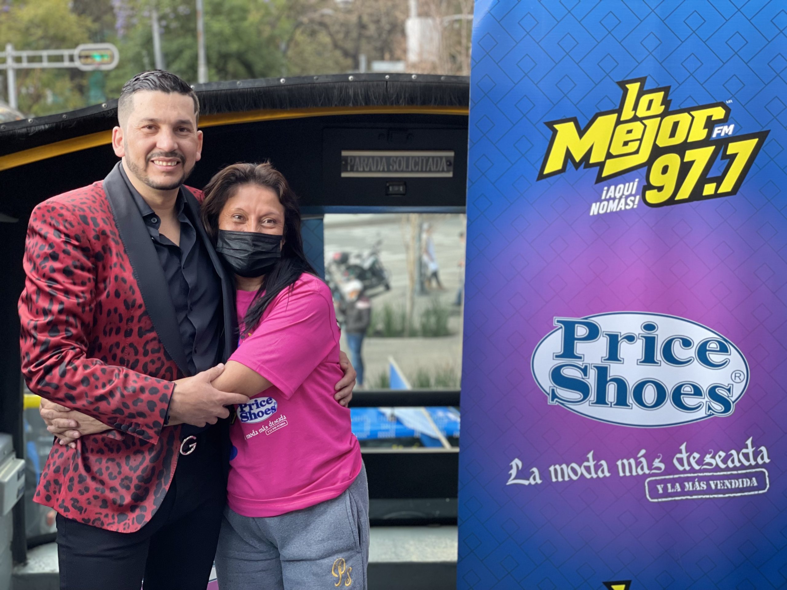Ganadores de la foto con Luis Ángel “El Flaco” en La Carabanda del Amor de La Mejor FM 97.7